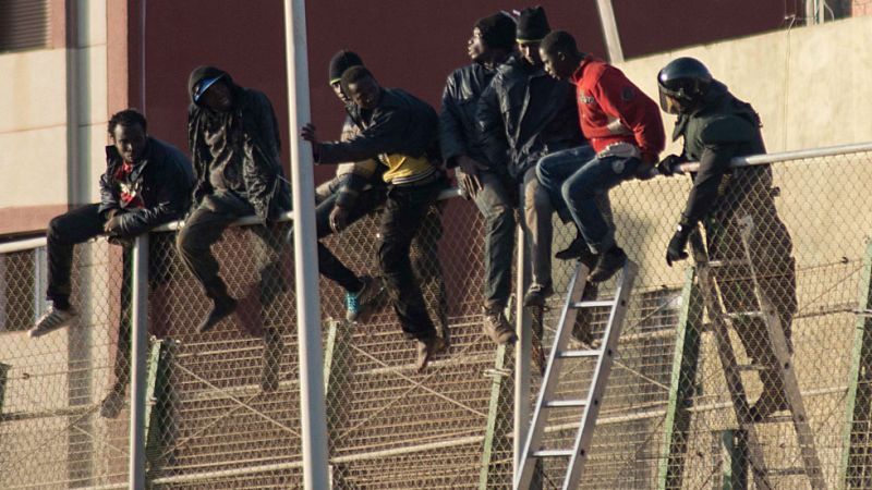 Un centenar de inmigrantes subsaharianos logran entrar en Melilla en un nuevo salto a la valla