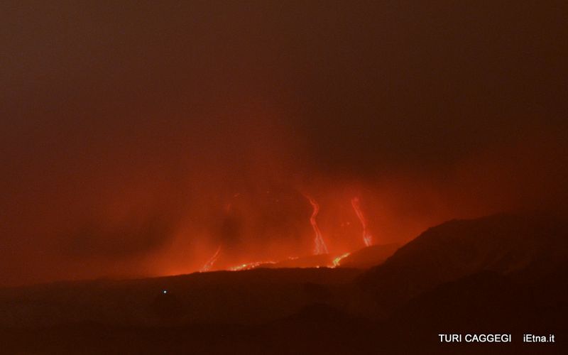 El Etna vive su mayor erupción desde 2013 con varios flujos de lava