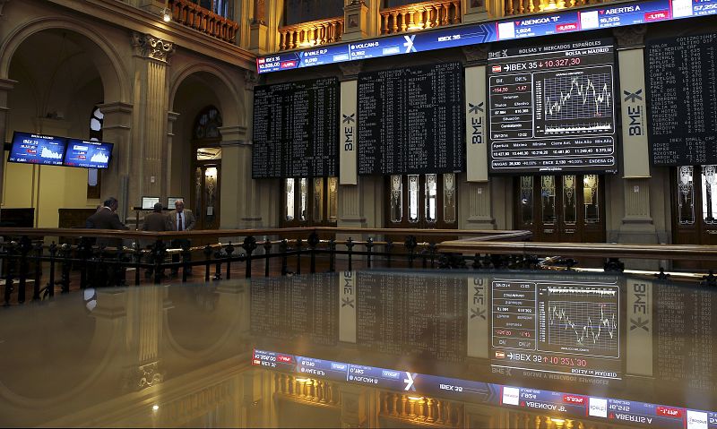 El IBEX 35 cae un 1,11% y pierde los 10.300 con el bono a diez años en mínimo histórico