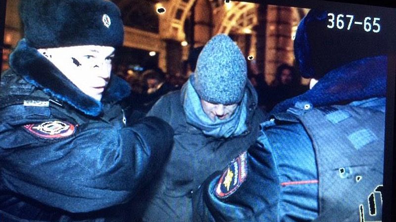 Detienen al opositor ruso Navalni por violar el arresto domiciliario en Moscú