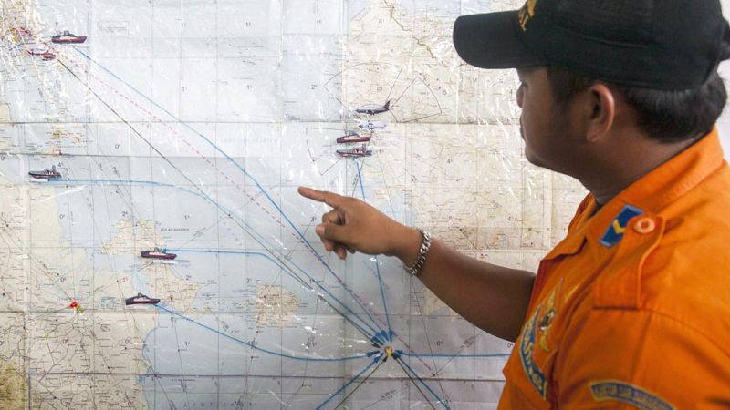 El mal tiempo paraliza la recuperación de las víctimas y restos del avión de AirAsia