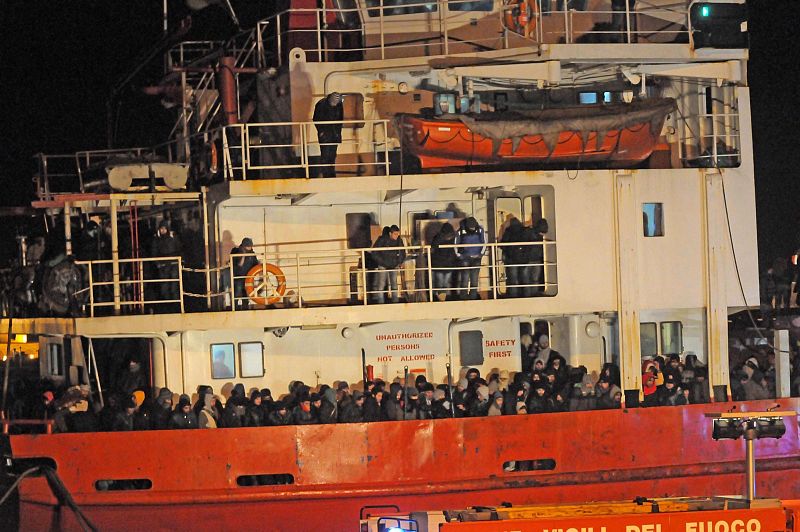 Arrestado un presunto traficante del carguero que ha llegado a Italia con casi mil clandestinos