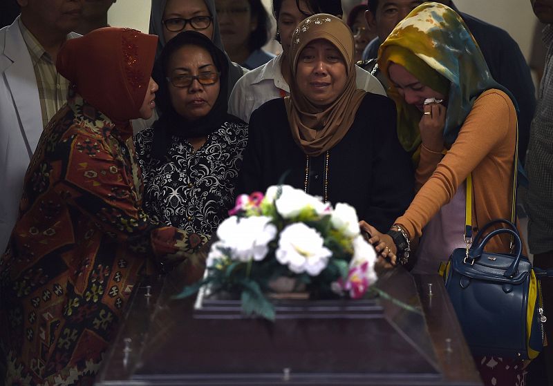 Una azafata de AirAsia, primera víctima mortal identificada del avión accidentado