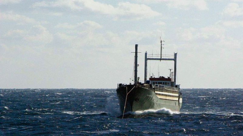 Italia toma el control de un nuevo barco hallado a la deriva con 450 inmigrantes a bordo