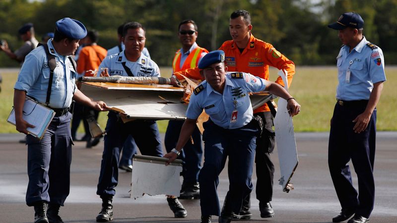 Recuperan 30 cuerpos del avión de Air Asia mientras prosigue la búsqueda de las cajas negras