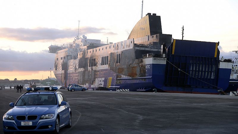 El "Norman Atlantic" llega remolcado al puerto italiano de Bríndisi tras 20 horas de travesía