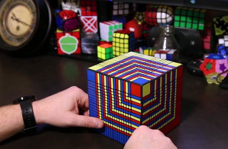 Resuelven el cubo de Rubik más grande del mundo en 7 horas y media