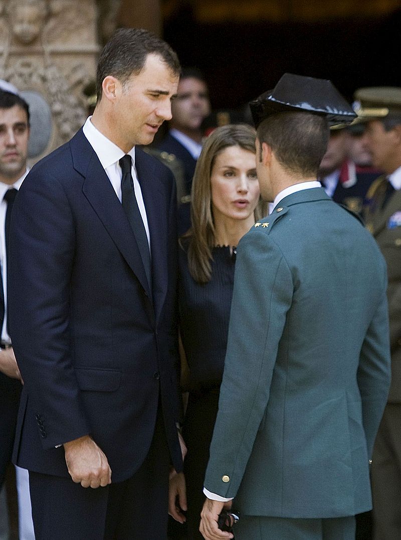 Carme Chacón vuelve al trabajo tras su baja maternal con una comparecencia en el congreso