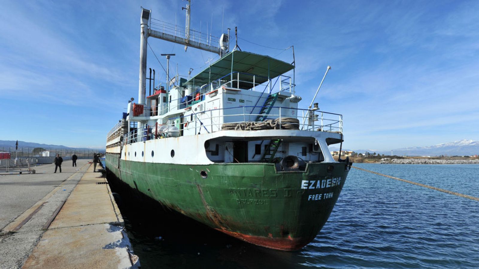 Un nuevo carguero lleno de inmigrantes llega a las costas italianas