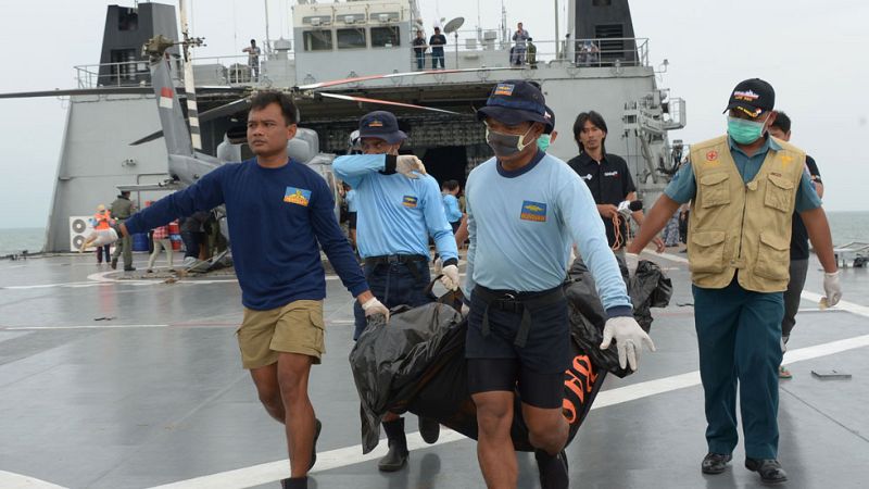 Los equipos de rescate de Indonesia localizan restos del avión perdido de AirAsia