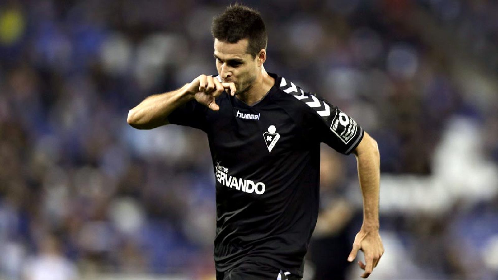 El Eibar sacó del partido al Espanyol con dos goles en cinco minutos, en el 33 y el 38, y obligó al anfitrión, gris, a buscar la gesta con insistencia, aunque se quedó a medio camino tras un insuficiente tanto de Caicedo a falta de diez para el fina