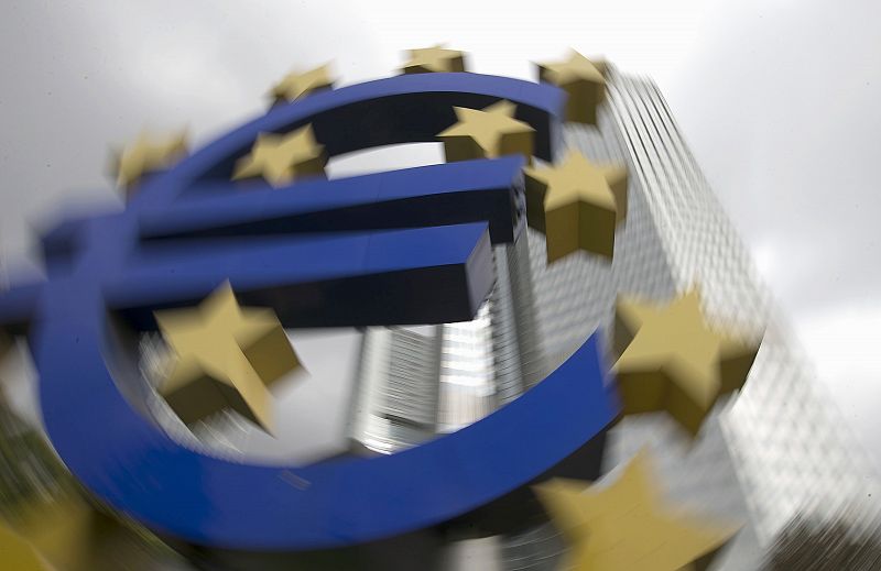 Bruselas elude valorar la situación en Grecia pero advierte que la pertenencia al euro es "irrevocable"