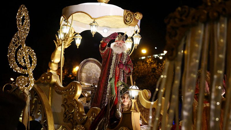 Regalos, música y la ilusión de los niños acompañan a las carrozas de los Reyes Magos