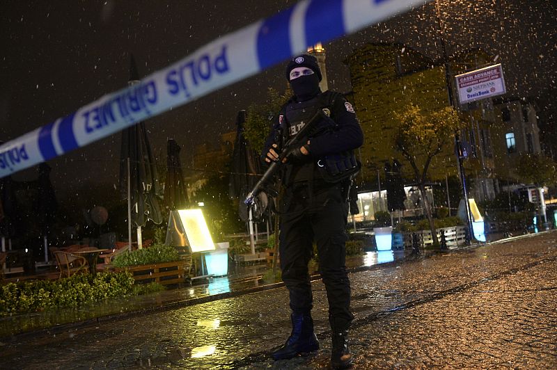 Una "suicida" ataca una comisaría de Estambul y mata a un policía