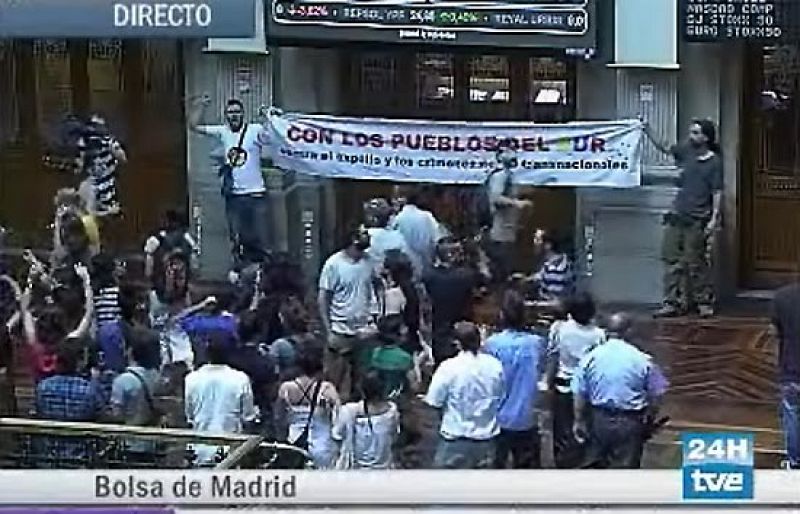 Un grupo de personas irrumpe en la Bolsa de Madrid en protesta por el Congreso del Petróleo