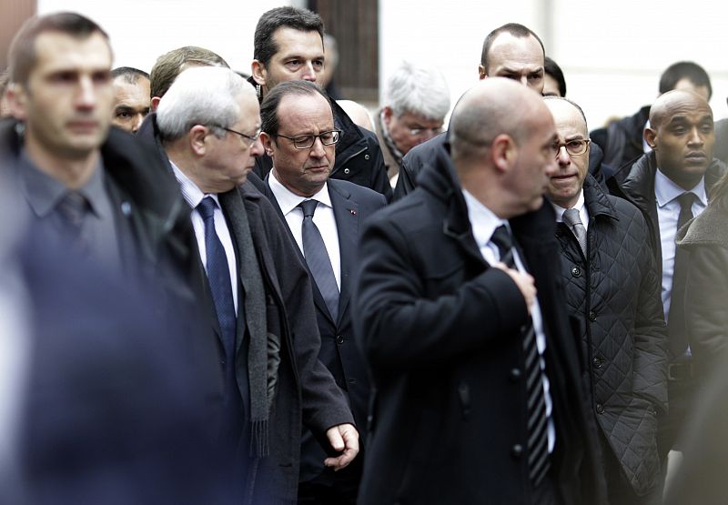 Hollande homenajea a los "héroes" de la revista atacada e insta a la unidad frente al terrorismo