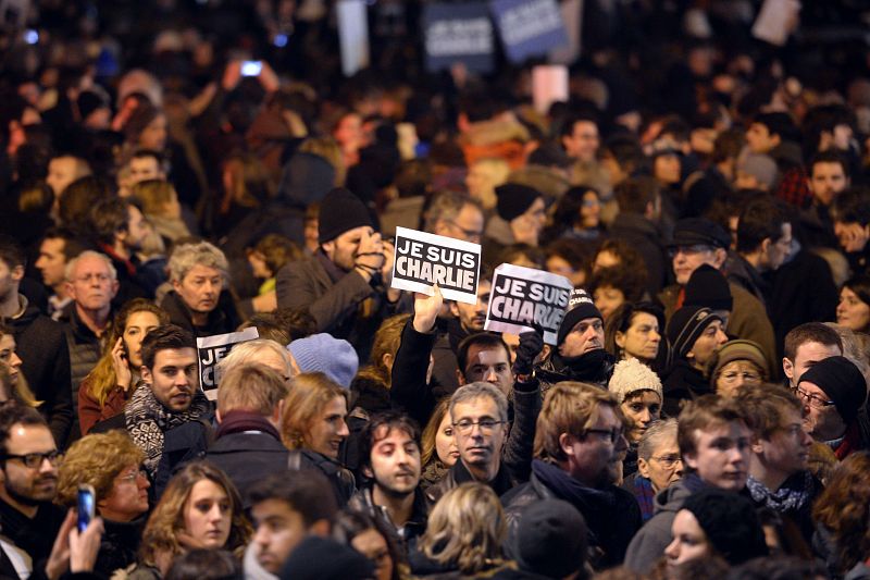 Miles de franceses protestan contra la masacre en París: "Todos somos Charlie"