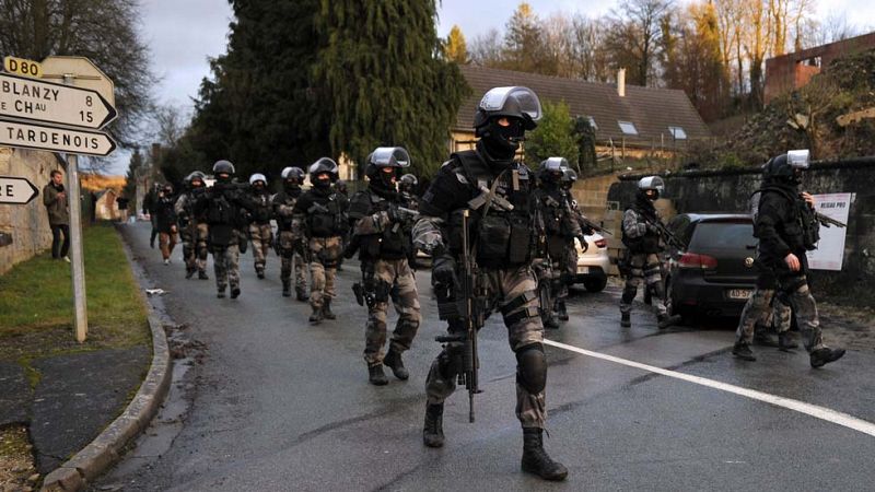 Alerta máxima en el norte de Francia, donde se estrecha el cerco a los sospechosos del atentado
