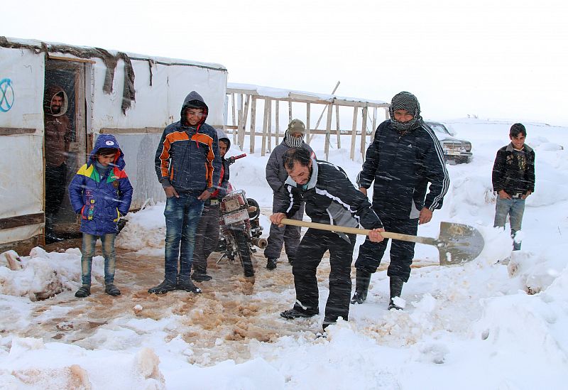 La oposición siria pide ayuda para los refugiados ante el frío que se cobra las primeras vidas