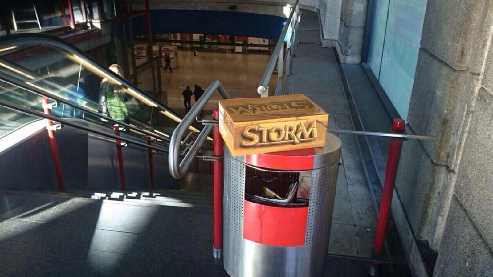 Una falsa alarma por una caja sospechosa lleva a desalojar la estación de Nuevos Ministerios