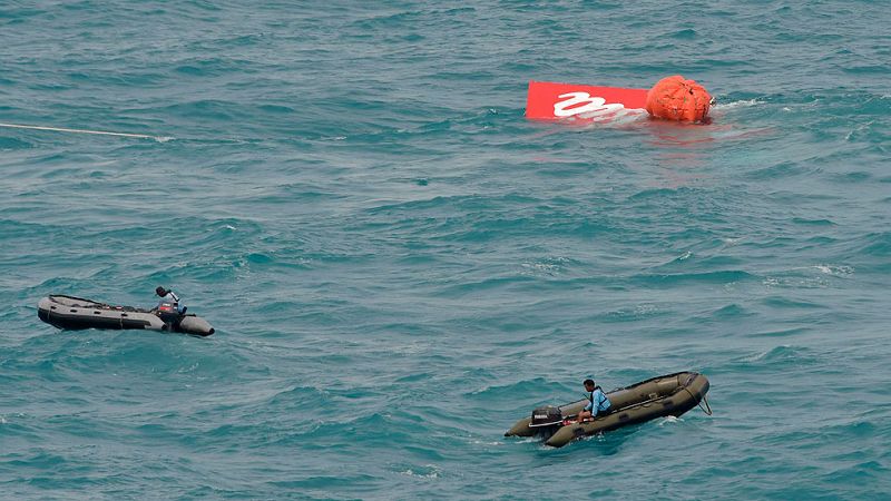 Reflotan la cola del avión de AirAsia que se estrelló con 162 personas en el mar de Java