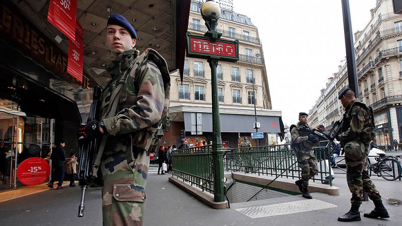 Francia sigue en "máxima alerta" y busca a los cómplices de los atentados
