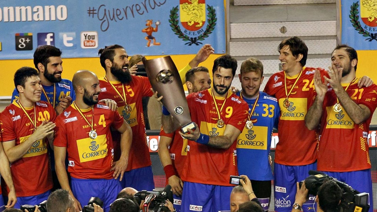 La selección española de balonmano ha alzado este domingo el 'XL  Torneo Internacional de España Memorial Domingo Bárcenas' al vencer  en la tercera jornada a Polonia (33-28) en el Palacio de los Deportes  de Oviedo tras remontar el partido después d