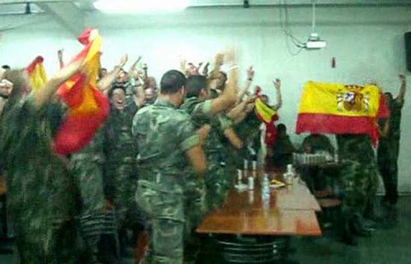 Los soldados españoles también celebraron el gol de Torres