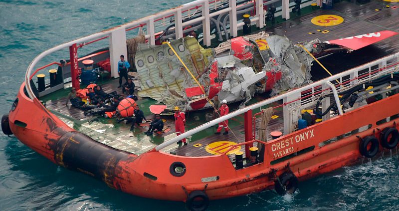 Los equipos de rescate indonesios recuperan una de las dos cajas negras del avión de AirAsia