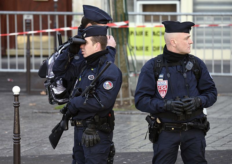 Francia busca a los cómplices de los atentados de París y moviliza a 10.000 militares