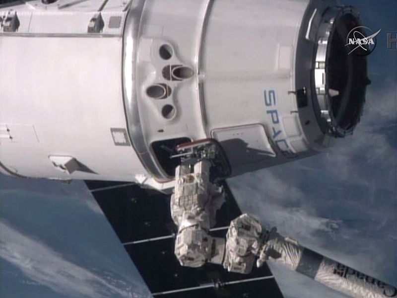 La nave de carga Dragon llega con éxito a la Estación Espacial Internacional