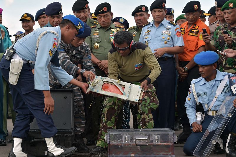 Los equipos de rescate indonesios recuperan la segunda caja negra del avión de AirAsia
