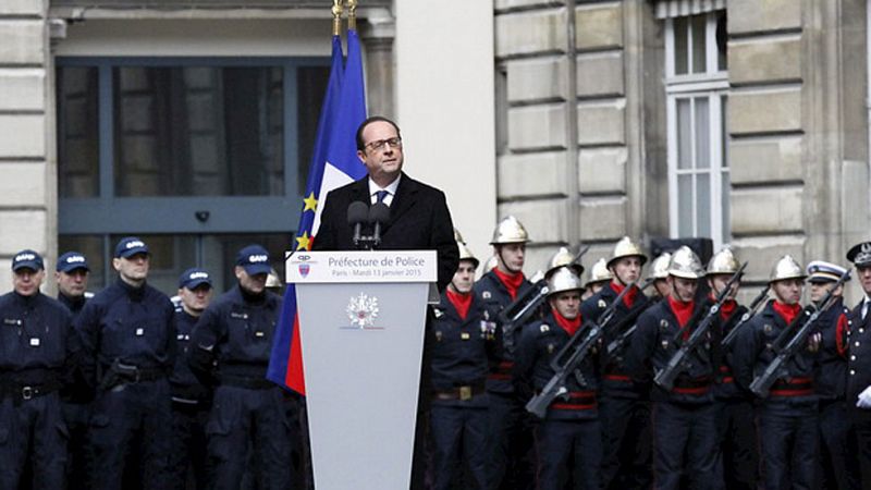 Francia homenajea a los policías caídos mientras Israel entierra a las víctimas judías