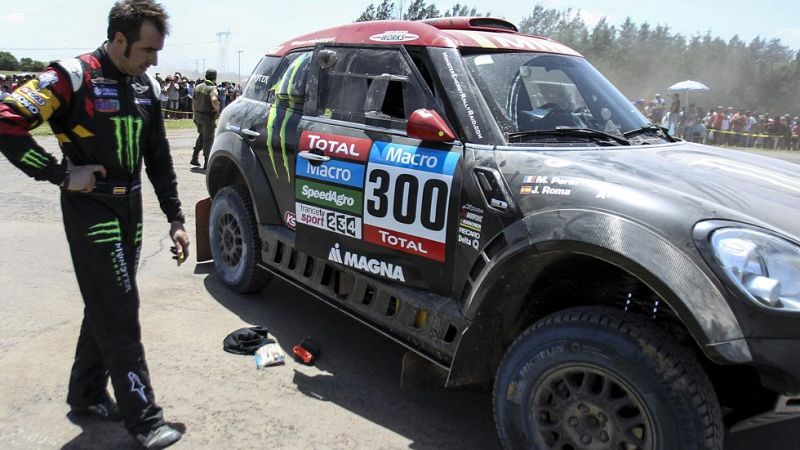 Nani Roma sufre un espectacular vuelco y se despide del Dakar