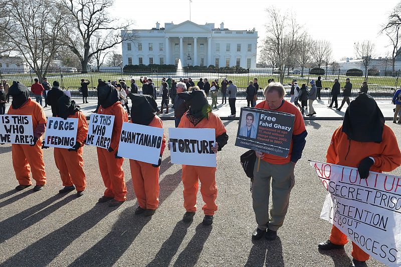 Estados Unidos traslada a otros cinco presos yemeníes fuera de Guantánamo