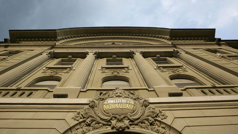 Suiza abandona el cambio mínimo frente al euro y el franco suizo se pone a la par de la divisa común