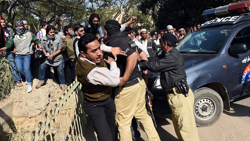 Al menos dos heridos de bala en Pakistán en una protesta por las caricaturas de 'Charlie Hebdo'