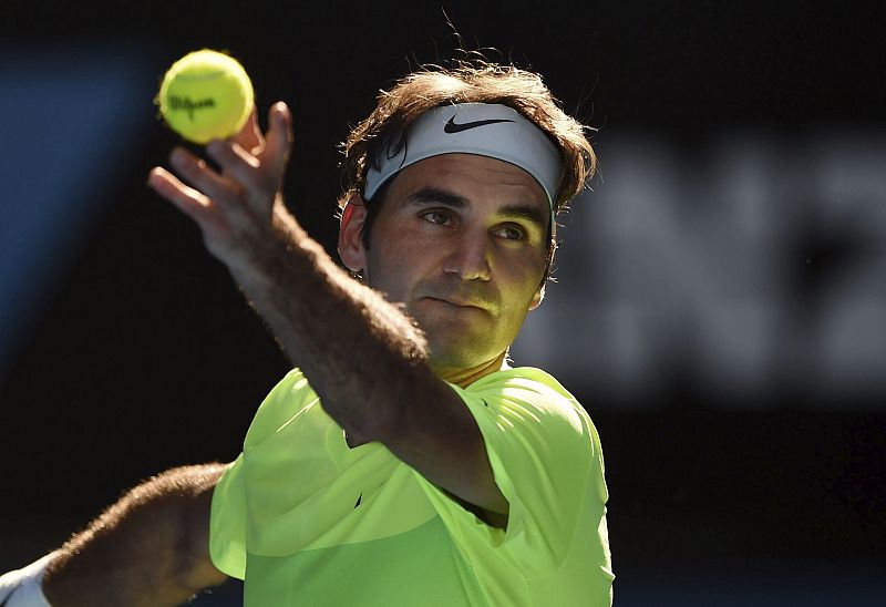 Federer supera a Bolelli y Sharapova sigue tras salvar dos bolas de partido
