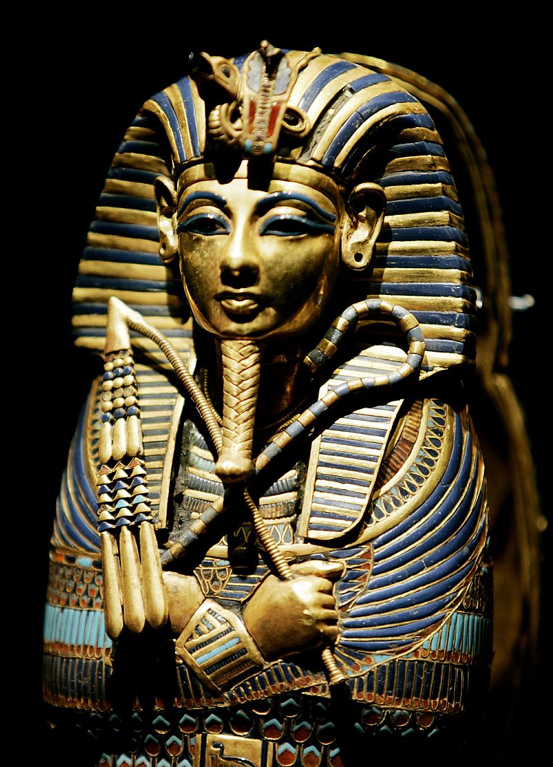 Investigan daños en la máscara de Tutankamón tras una posible restauración con pegamento