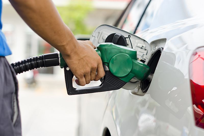 El precio de los carburantes vuelve a bajar y se sitúa en niveles de marzo de 2010