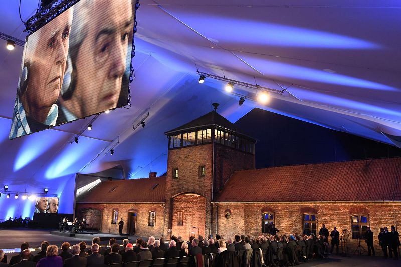 Supervivientes y líderes mundiales se unen para recordar el infierno de Auschwitz