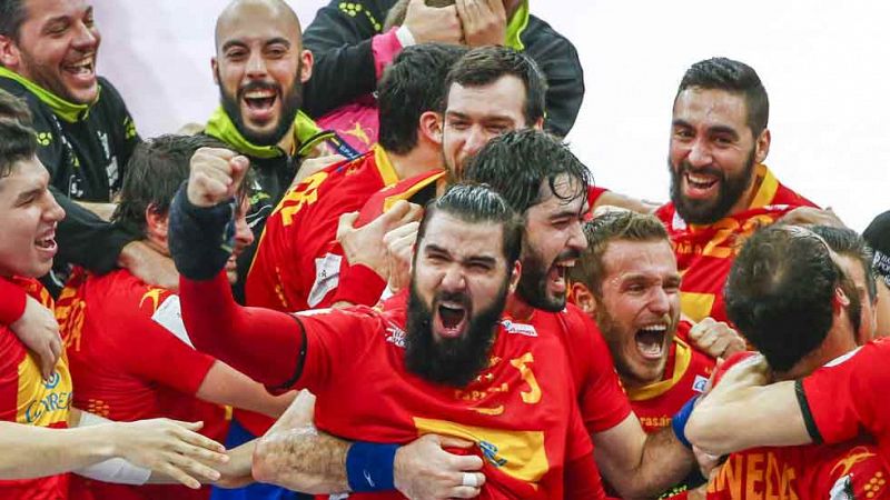 España se impone en el cuerpo a cuerpo a Dinamarca y jugará las semifinales