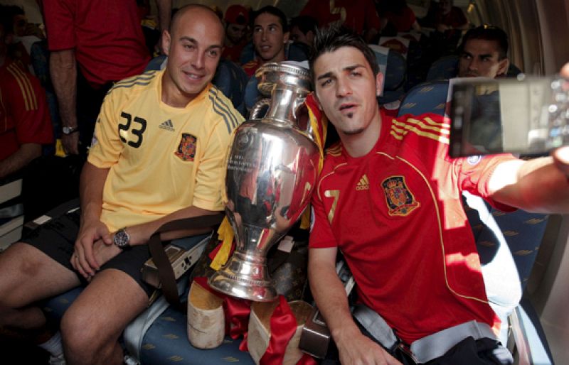 Las azafatas del avión les dedican la Macarena en pleno vuelo