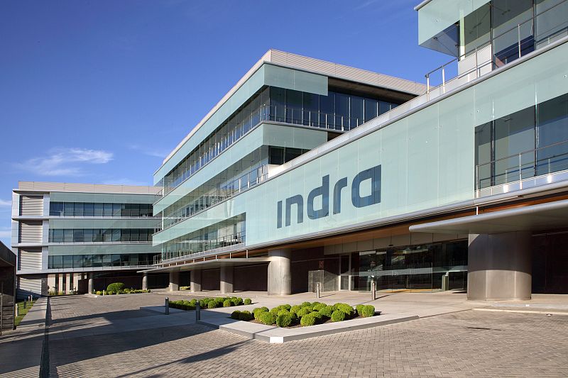 Indra sube un 19,15% tras la entrada de Telefónica en su capital y el IBEX recupera los 10.500 puntos
