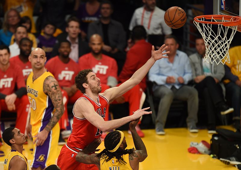 Los Lakers rinden homenaje a Gasol y sorprenden a los Bulls