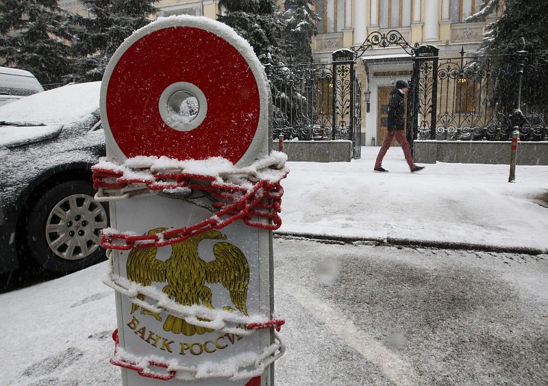 El Banco de Rusia baja los tipos de interés hasta el 15% y el rublo se resiente