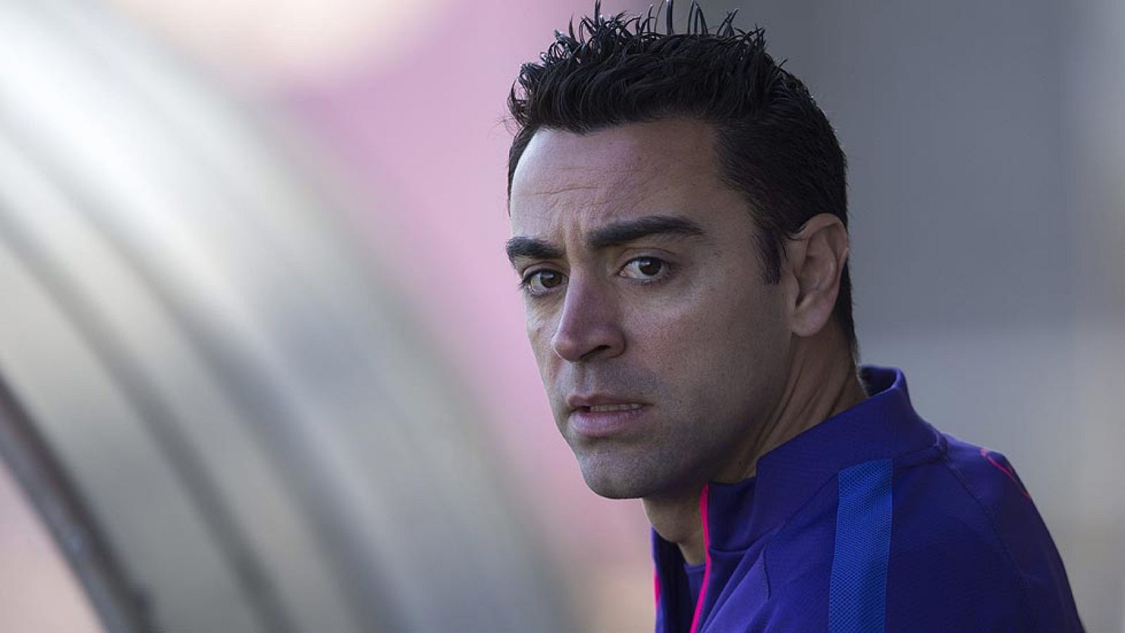 El capitán del FC Barcelona Xavi Hernández ha asegurado este  viernes que está contento a nivel personal y de cómo está el equipo  en estas últimas semanas y ha argumentado que deben "seguir remando"  a la espera de que el Real Madrid "pinche" en la