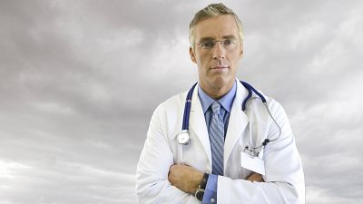 Diez minutos bien empleados - Éxodo de batas blancas - Escuchar ahora