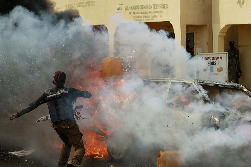 Un atentado cerca de un mitin del presidente de Nigeria amenaza la campaña electoral