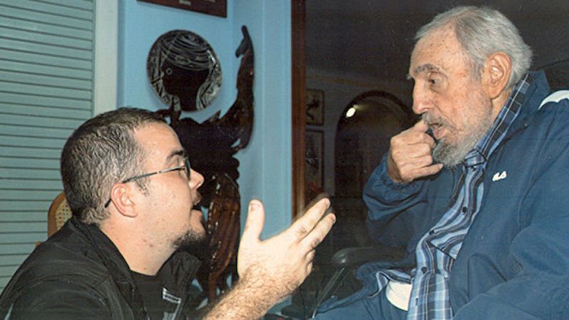 Fidel Castro reaparece seis meses después en el diario Granma junto a un líder universitario